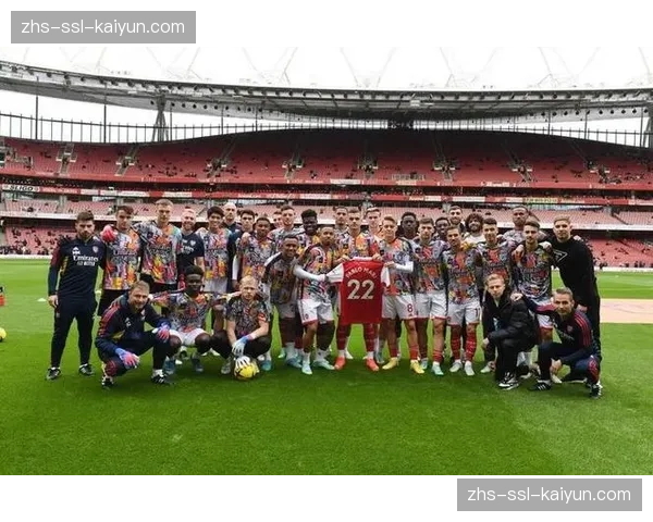 通讯：蒙扎主场告别战，全队赛后绕场感谢球迷支持